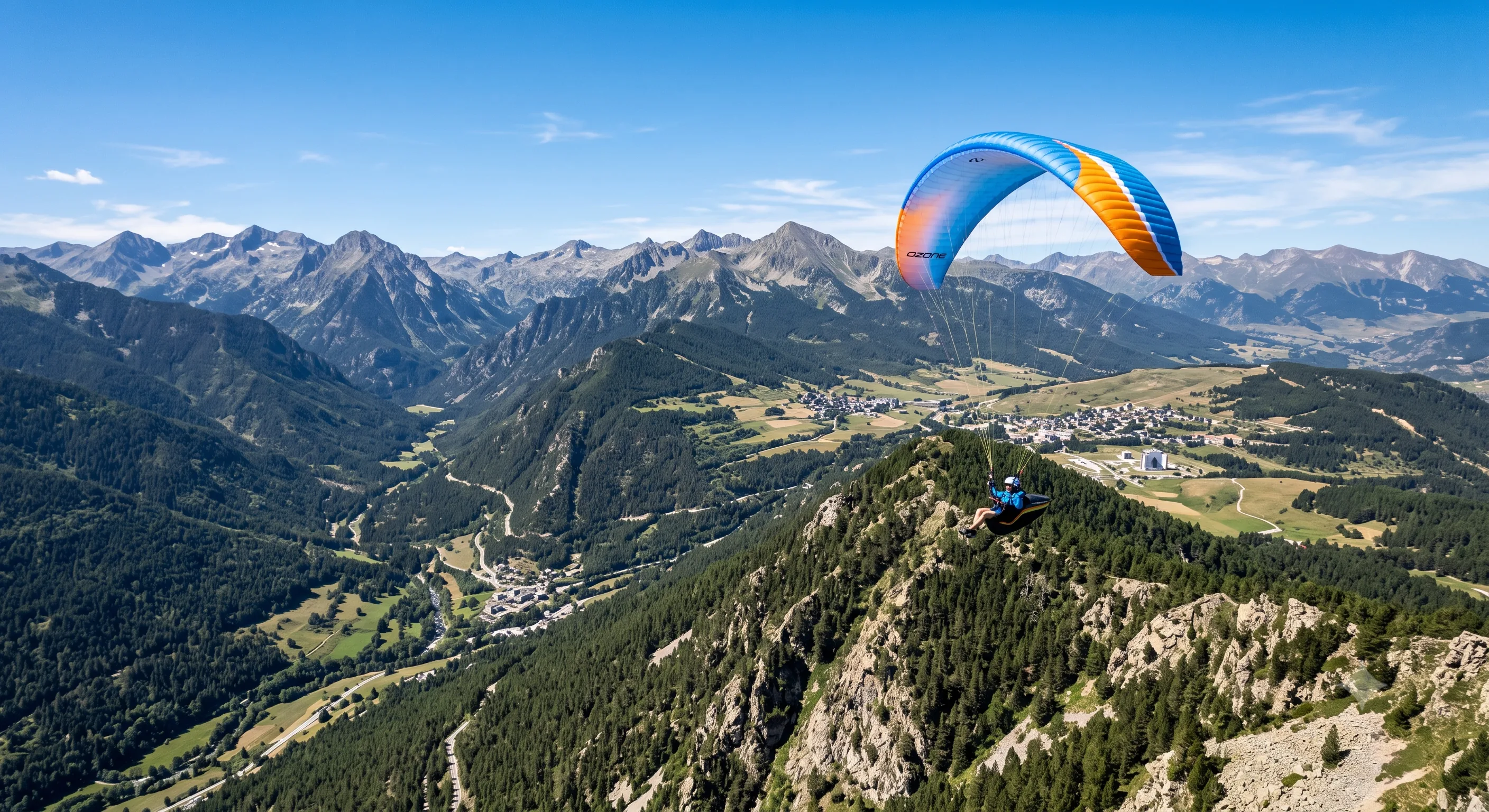 Parapentiste survolant les Pyrénées catalanes près de Font-Romeu, vue aérienne sur la vallée et les sommets