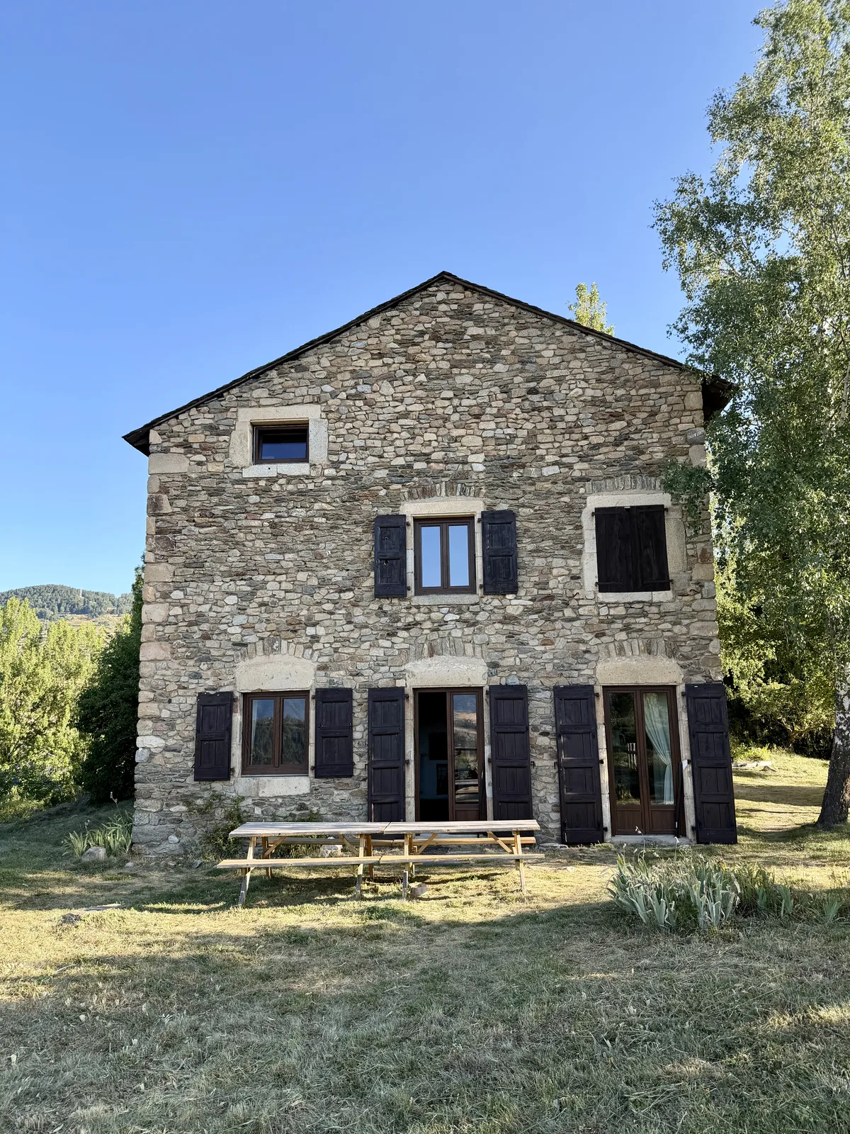 La façade sud de Maison Aline, maison cerdane en pierre face aux montagnes