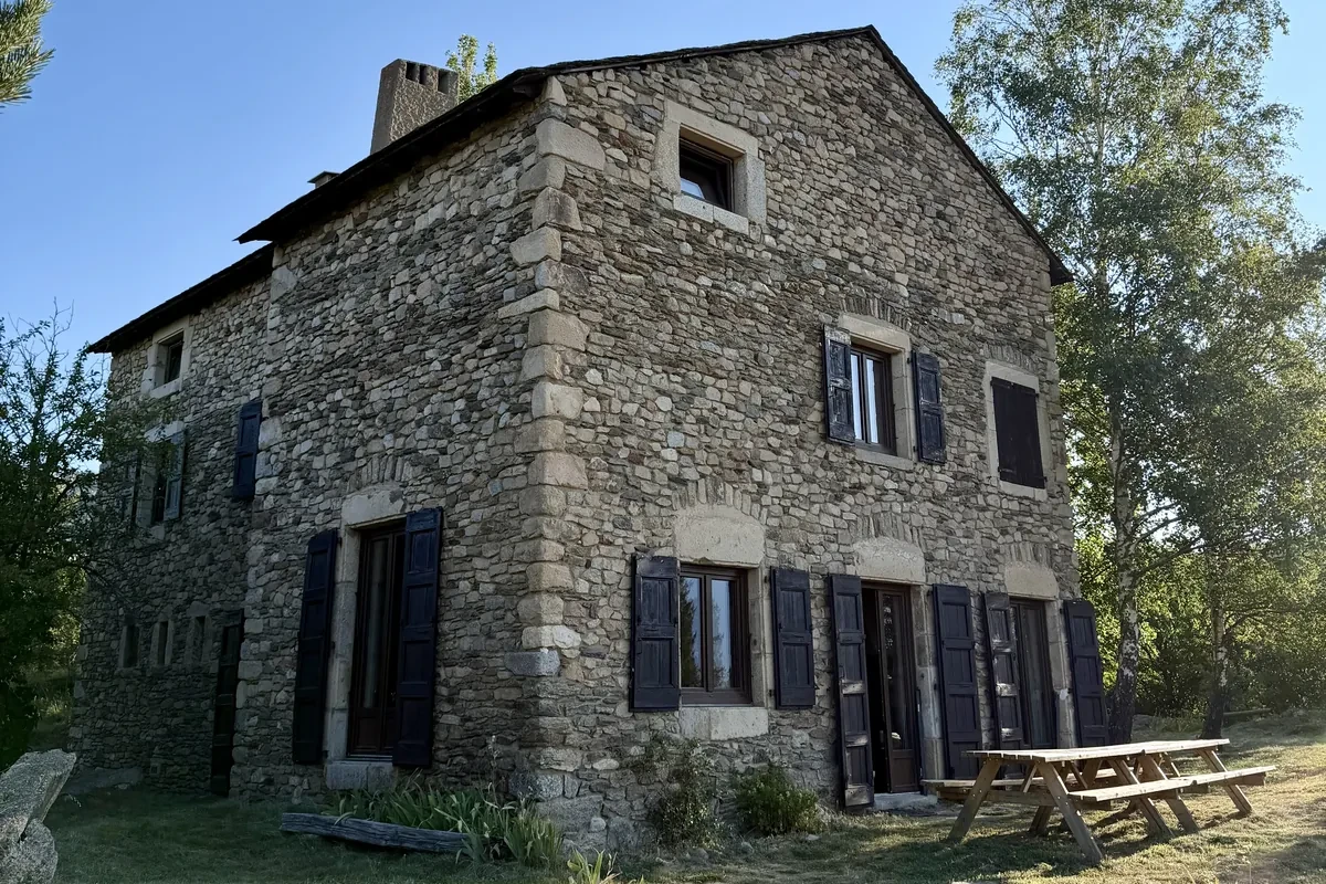 Maison Aline vue de l’extérieur, bâtisse cerdane en pierre aux volets sombres