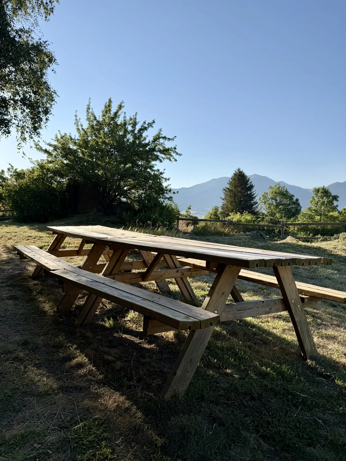 La terrasse face aux montagnes