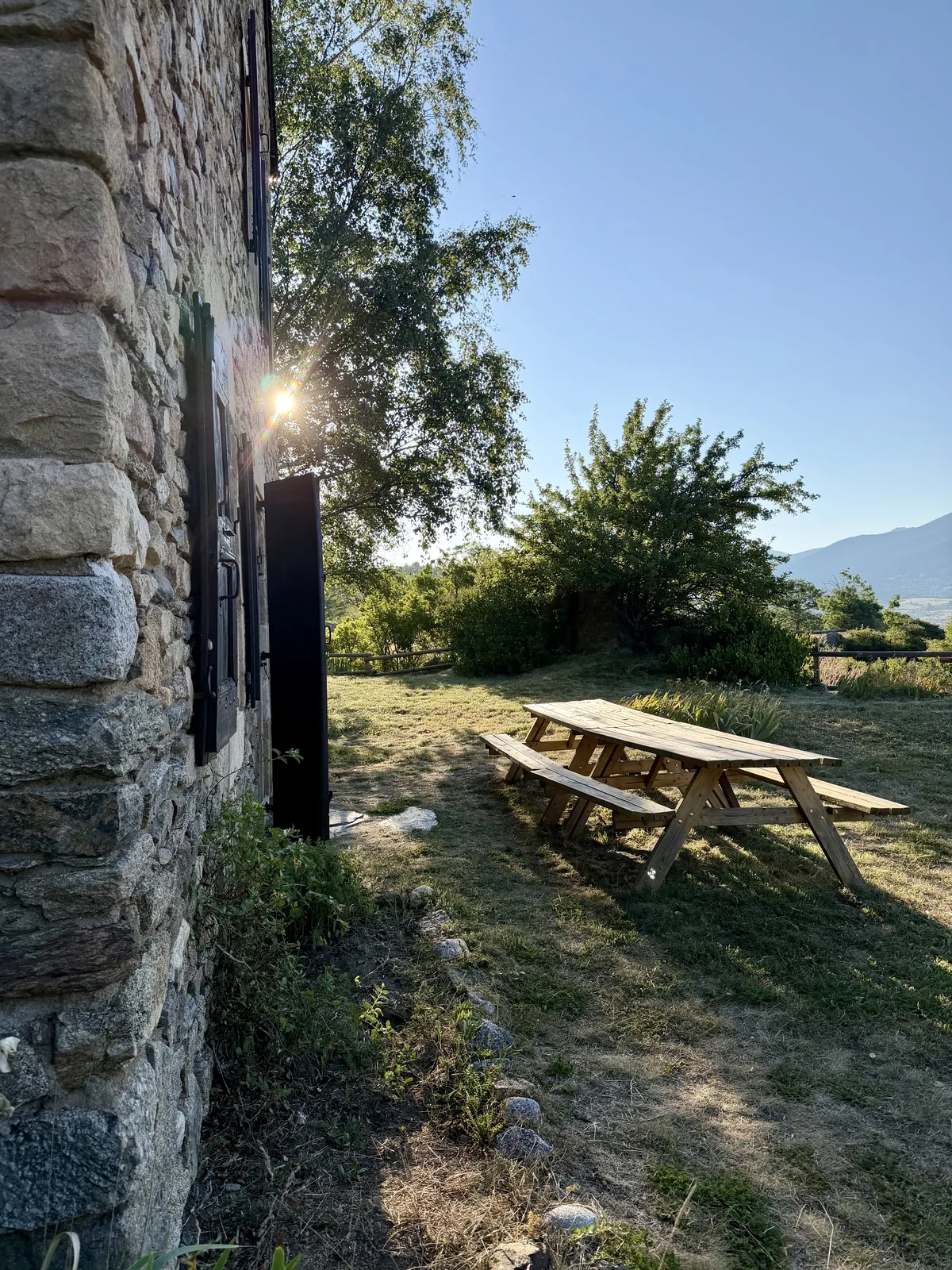 La vue sur les montagnes depuis la terrasse de Maison Aline