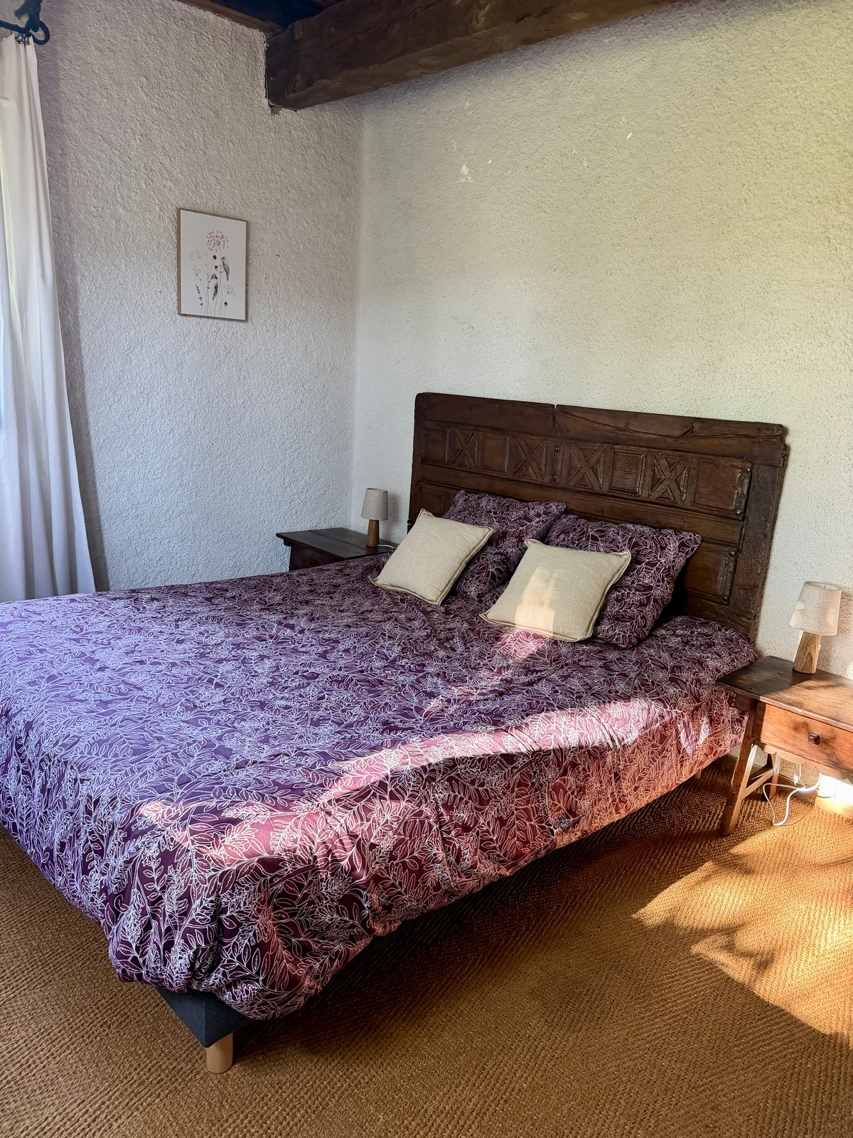 Chambre 1, tête de lit en bois sculpté
