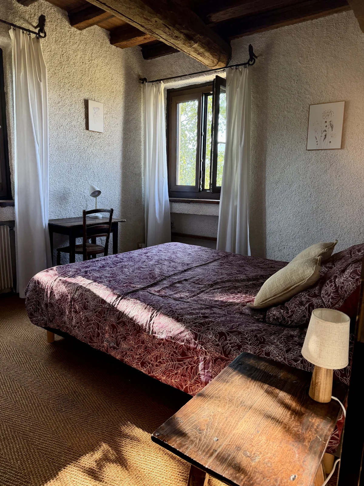 Chambre 1 de Maison Aline et son coin bureau devant la fenêtre