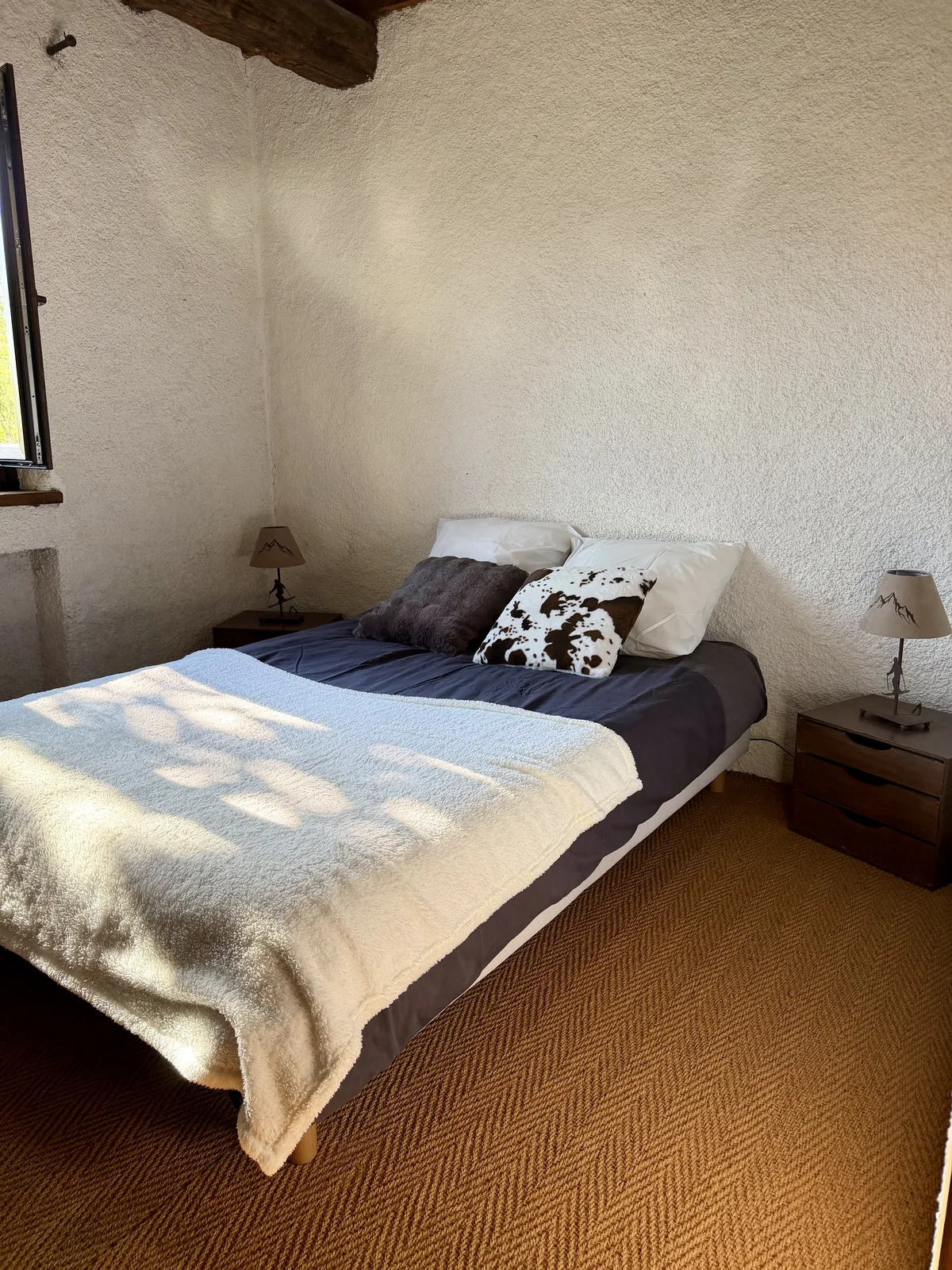 Chambre 2, ambiance chaleureuse sous les poutres