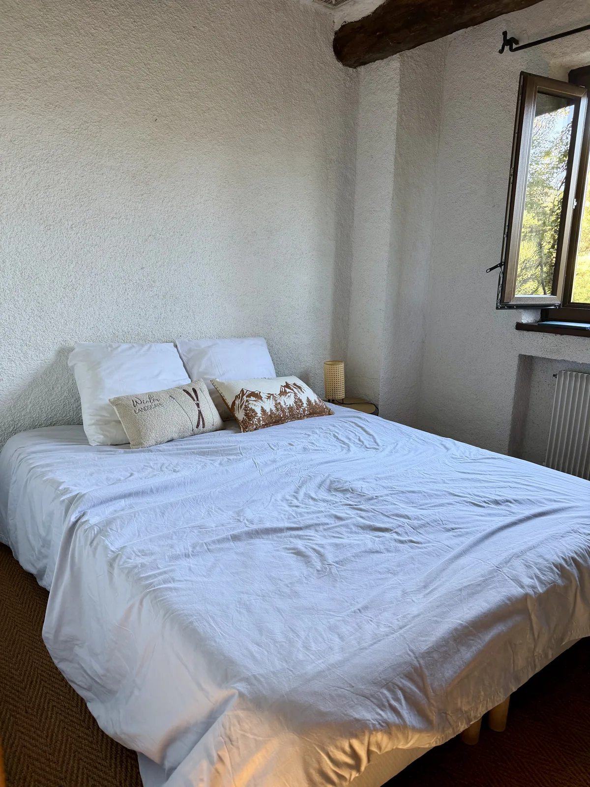 Chambre 4, lit double avec coussins à motifs montagne