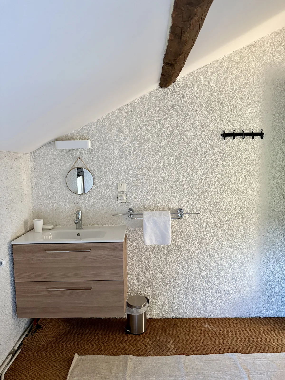 Le lavabo privatif de la chambre 5 de Maison Aline, sous la pente du toit