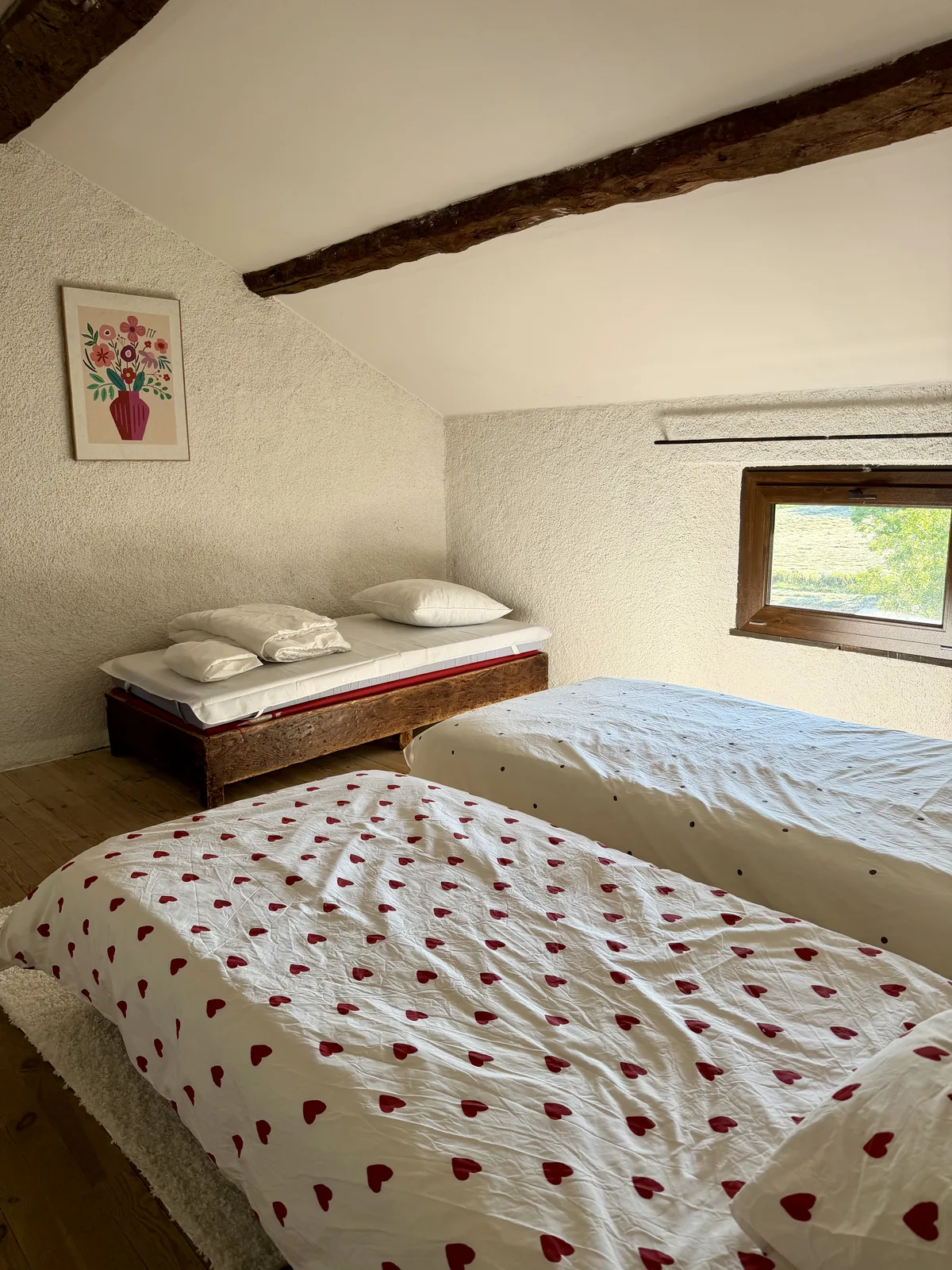 Le dortoir enfants de Maison Aline et ses lits simples, côté fenêtre