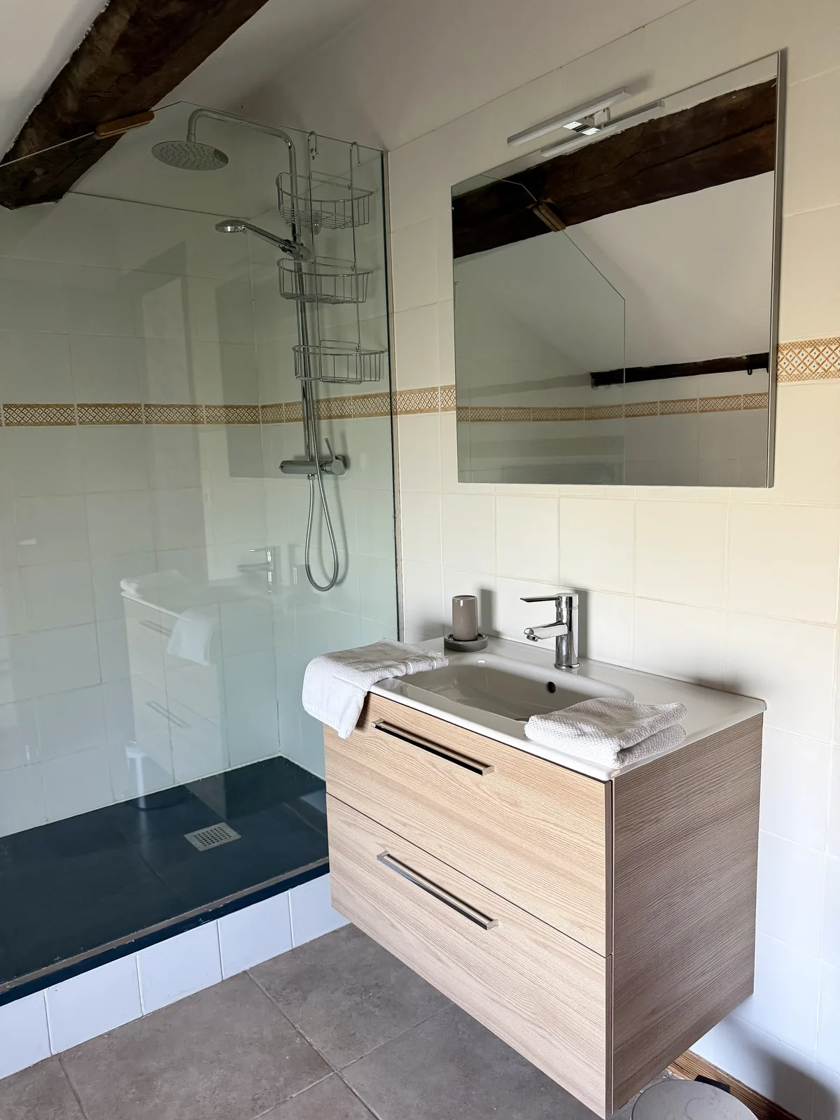 La salle d'eau du deuxième étage de Maison Aline, sa douche à l'italienne et son meuble vasque