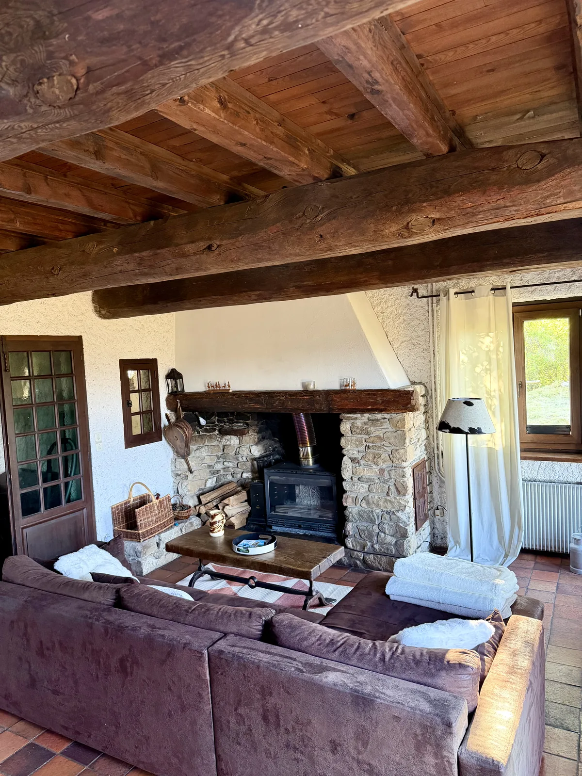 Le salon et sa cheminée, ouverts sur la salle à manger