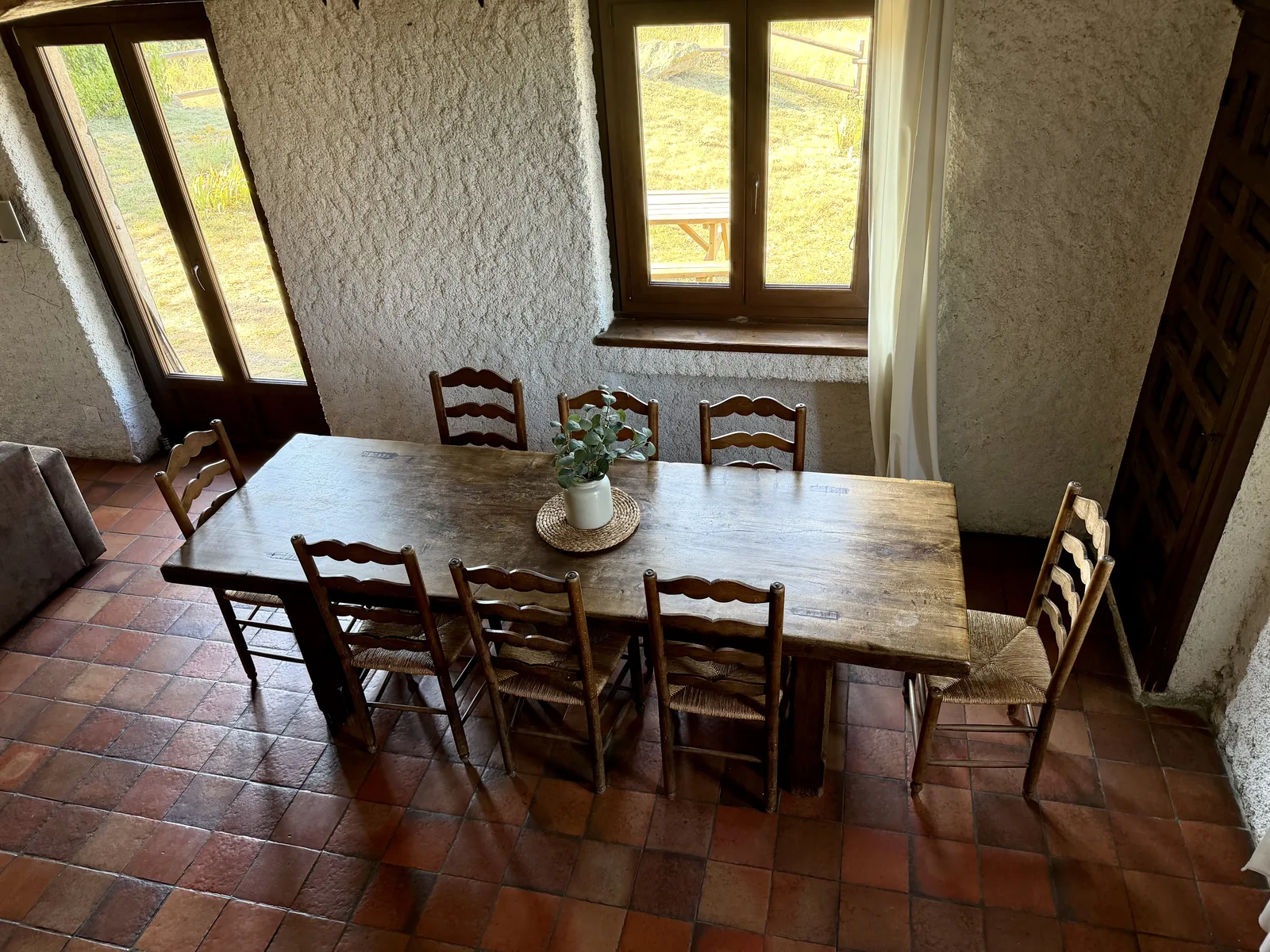 La grande table de ferme de Maison Aline, ouverte sur le jardin