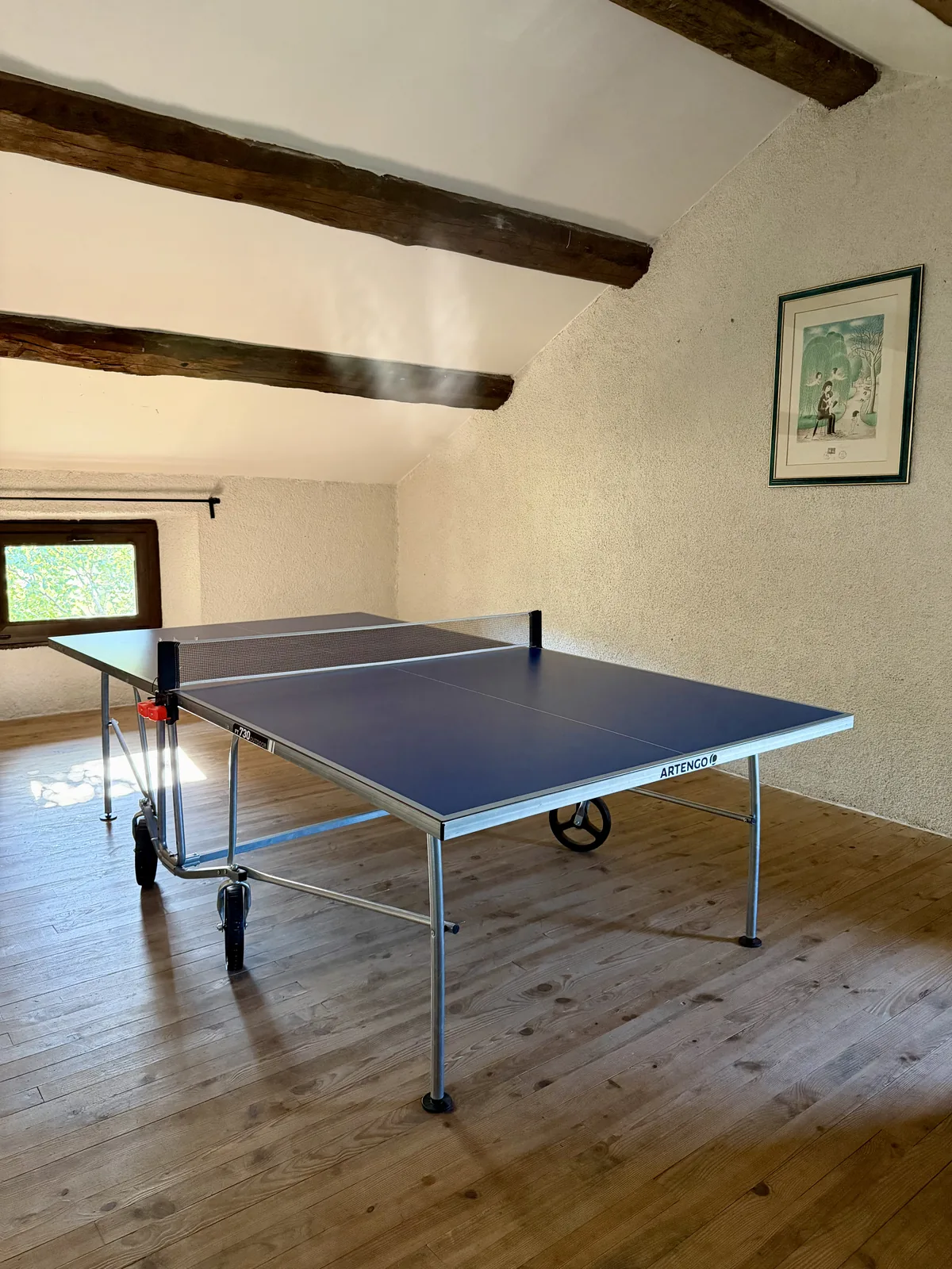 La salle de jeux de Maison Aline sous les combles, avec sa table de ping-pong